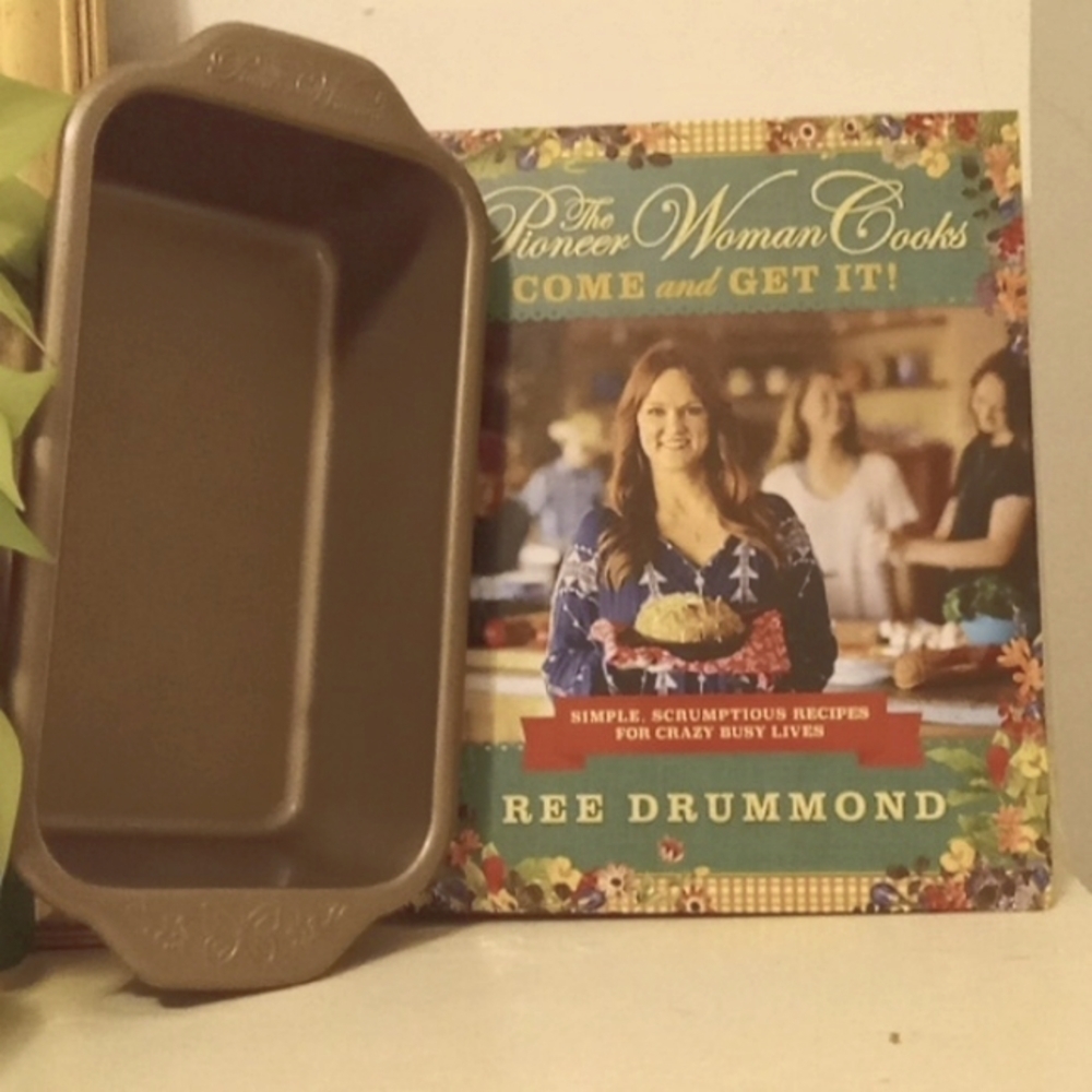 Set: NWOT The Pioneer Woman Cookbook and Loaf Pan Set, Come And Get It